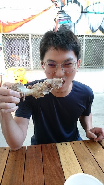 嘉義黑香腸:高雄~嘉義黑香腸~銅板價格在地美食~還有佛心豬大骨可以啃呦~