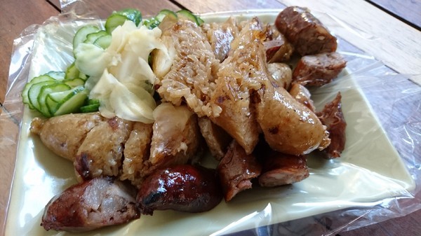 嘉義黑香腸:高雄~嘉義黑香腸~銅板價格在地美食~還有佛心豬大骨可以啃呦~