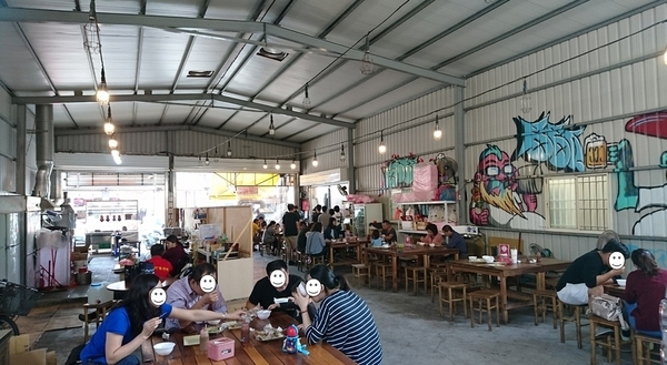 嘉義黑香腸:高雄~嘉義黑香腸~銅板價格在地美食~還有佛心豬大骨可以啃呦~