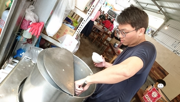 嘉義黑香腸:高雄~嘉義黑香腸~銅板價格在地美食~還有佛心豬大骨可以啃呦~