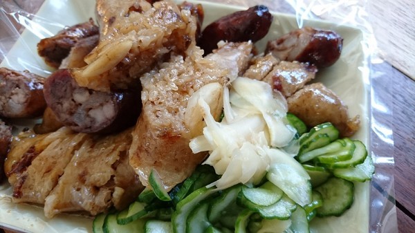 嘉義黑香腸:高雄~嘉義黑香腸~銅板價格在地美食~還有佛心豬大骨可以啃呦~