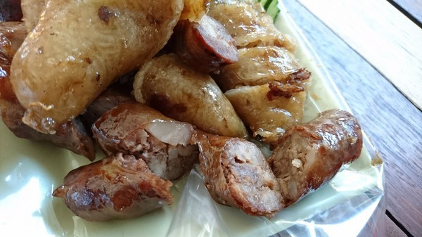 嘉義黑香腸:高雄~嘉義黑香腸~銅板價格在地美食~還有佛心豬大骨可以啃呦~