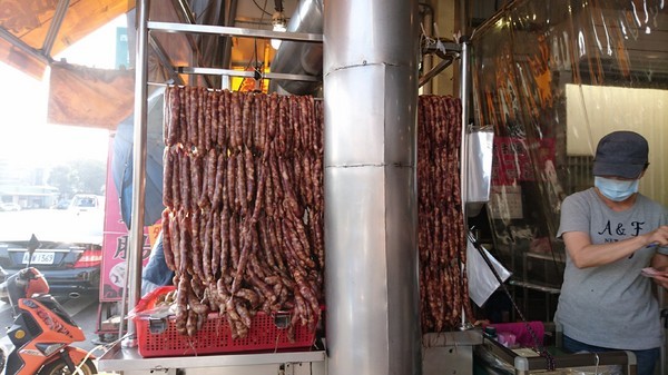 嘉義黑香腸:高雄~嘉義黑香腸~銅板價格在地美食~還有佛心豬大骨可以啃呦~