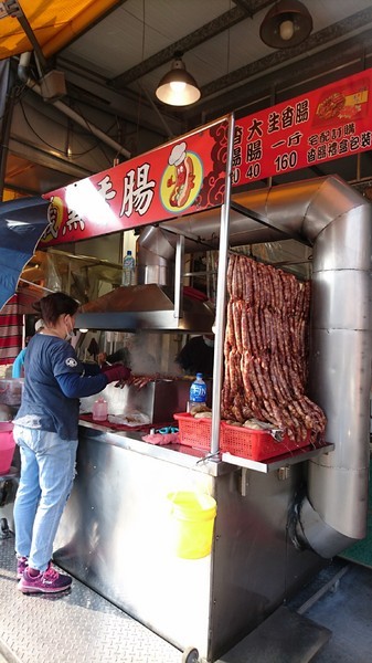嘉義黑香腸:高雄~嘉義黑香腸~銅板價格在地美食~還有佛心豬大骨可以啃呦~