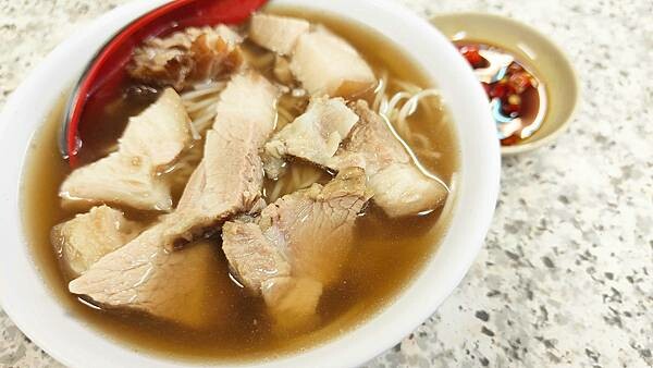 超過３０年老字號美食～用餐時間老闆的手沒有停過，超受歡迎的當歸豬腳店，店內的豬腳超大一鍋，帶有當歸的