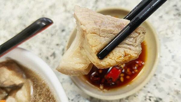 超過３０年老字號美食～用餐時間老闆的手沒有停過，超受歡迎的當歸豬腳店，店內的豬腳超大一鍋，帶有當歸的