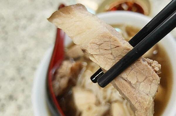 超過３０年老字號美食～用餐時間老闆的手沒有停過，超受歡迎的當歸豬腳店，店內的豬腳超大一鍋，帶有當歸的