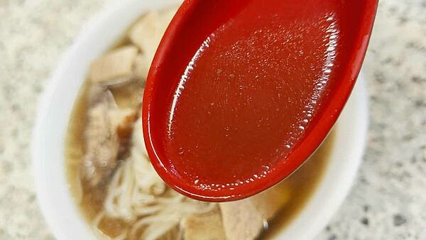 超過３０年老字號美食～用餐時間老闆的手沒有停過，超受歡迎的當歸豬腳店，店內的豬腳超大一鍋，帶有當歸的