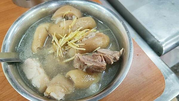 超過３０年老字號美食～用餐時間老闆的手沒有停過，超受歡迎的當歸豬腳店，店內的豬腳超大一鍋，帶有當歸的
