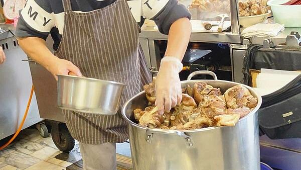 超過３０年老字號美食～用餐時間老闆的手沒有停過，超受歡迎的當歸豬腳店，店內的豬腳超大一鍋，帶有當歸的