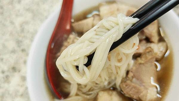 超過３０年老字號美食～用餐時間老闆的手沒有停過，超受歡迎的當歸豬腳店，店內的豬腳超大一鍋，帶有當歸的