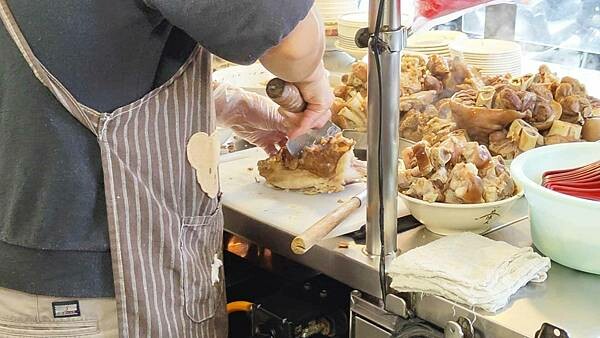 超過３０年老字號美食～用餐時間老闆的手沒有停過，超受歡迎的當歸豬腳店，店內的豬腳超大一鍋，帶有當歸的