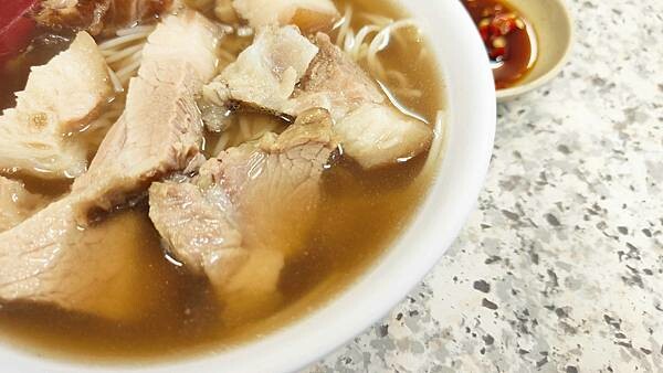 超過３０年老字號美食～用餐時間老闆的手沒有停過，超受歡迎的當歸豬腳店，店內的豬腳超大一鍋，帶有當歸的