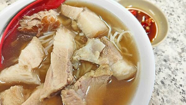 超過３０年老字號美食～用餐時間老闆的手沒有停過，超受歡迎的當歸豬腳店，店內的豬腳超大一鍋，帶有當歸的