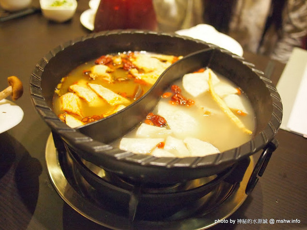 白川天然火鍋：【食記】台中白川養身天然火鍋@西屯逢甲夜市 : 聞到就噁心反胃…這樣賣1500會不會太誇張？!