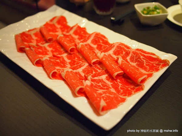 白川天然火鍋：【食記】台中白川養身天然火鍋@西屯逢甲夜市 : 聞到就噁心反胃…這樣賣1500會不會太誇張？!