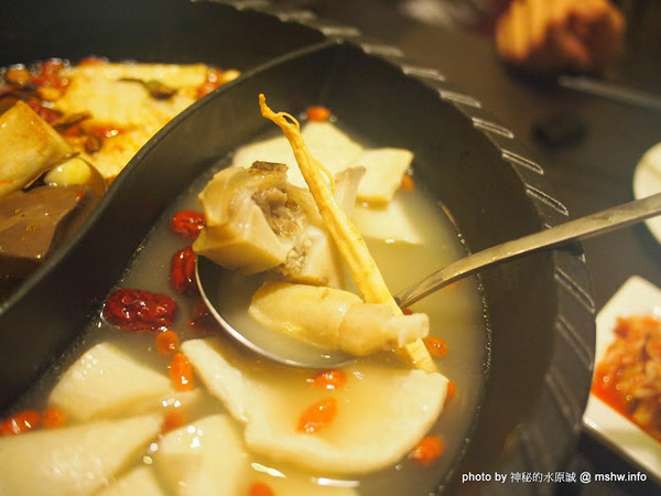 白川天然火鍋：【食記】台中白川養身天然火鍋@西屯逢甲夜市 : 聞到就噁心反胃…這樣賣1500會不會太誇張？!