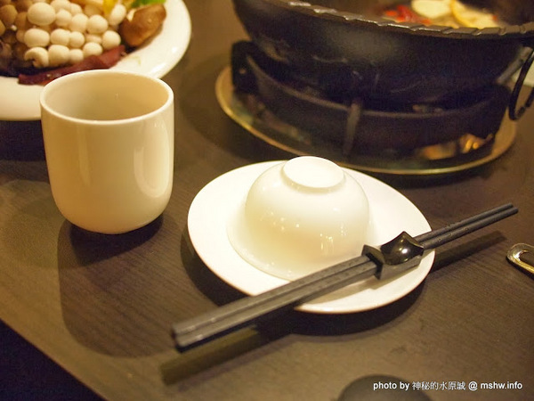 白川天然火鍋：【食記】台中白川養身天然火鍋@西屯逢甲夜市 : 聞到就噁心反胃…這樣賣1500會不會太誇張？!