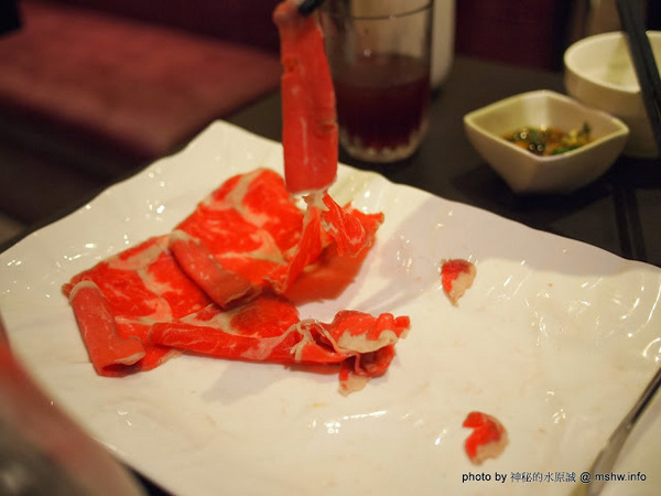 白川天然火鍋：【食記】台中白川養身天然火鍋@西屯逢甲夜市 : 聞到就噁心反胃…這樣賣1500會不會太誇張？!