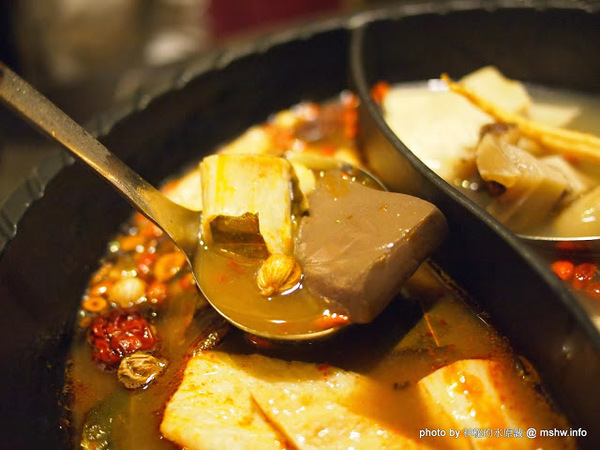 白川天然火鍋：【食記】台中白川養身天然火鍋@西屯逢甲夜市 : 聞到就噁心反胃…這樣賣1500會不會太誇張？!