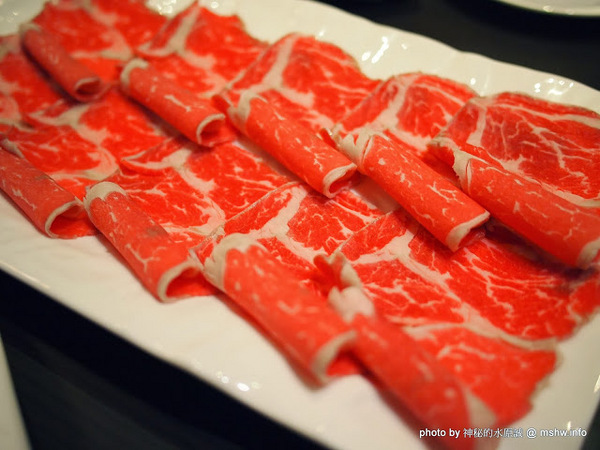 白川天然火鍋：【食記】台中白川養身天然火鍋@西屯逢甲夜市 : 聞到就噁心反胃…這樣賣1500會不會太誇張？!