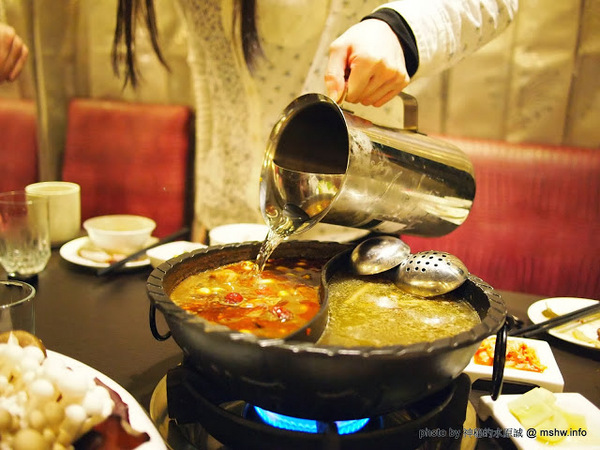 白川天然火鍋：【食記】台中白川養身天然火鍋@西屯逢甲夜市 : 聞到就噁心反胃…這樣賣1500會不會太誇張？!