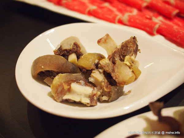 白川天然火鍋：【食記】台中白川養身天然火鍋@西屯逢甲夜市 : 聞到就噁心反胃…這樣賣1500會不會太誇張？!