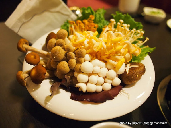 白川天然火鍋：【食記】台中白川養身天然火鍋@西屯逢甲夜市 : 聞到就噁心反胃…這樣賣1500會不會太誇張？!