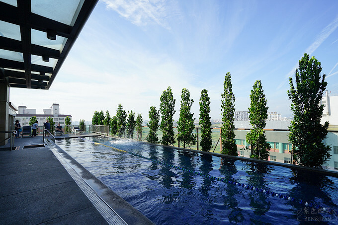 台中市北屯區台中兆品酒店》親子飯店頂樓游泳池、兒童遊樂設施,四人房不到2500元,近中清交流道及中彰快速道路