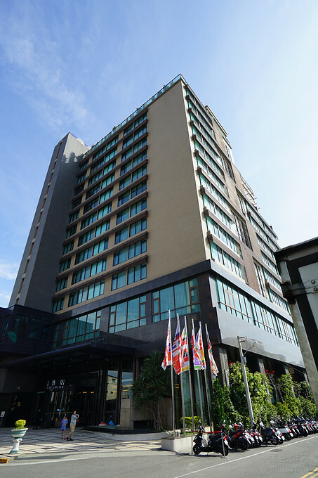 台中市北屯區台中兆品酒店》親子飯店頂樓游泳池、兒童遊樂設施,四人房不到2500元,近中清交流道及中彰快速道路