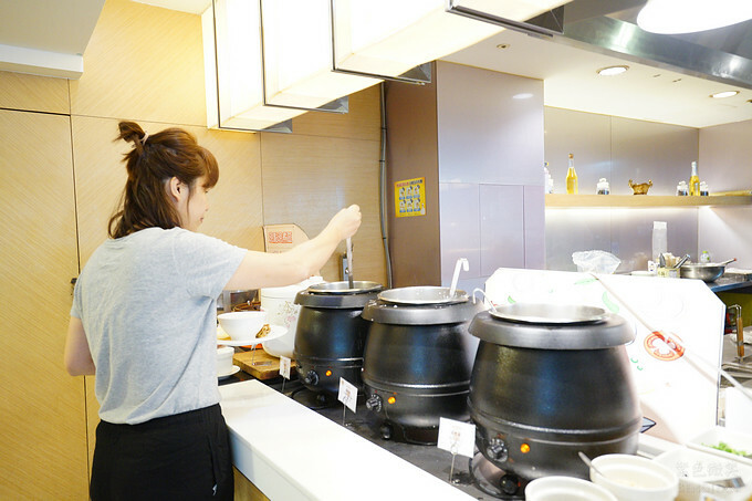 台中市北屯區台中兆品酒店》親子飯店頂樓游泳池、兒童遊樂設施,四人房不到2500元,近中清交流道及中彰快速道路