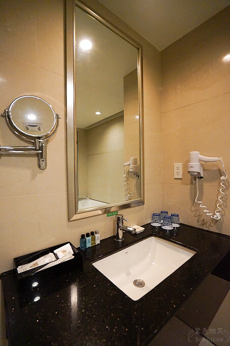 台中市北屯區台中兆品酒店》親子飯店頂樓游泳池、兒童遊樂設施,四人房不到2500元,近中清交流道及中彰快速道路