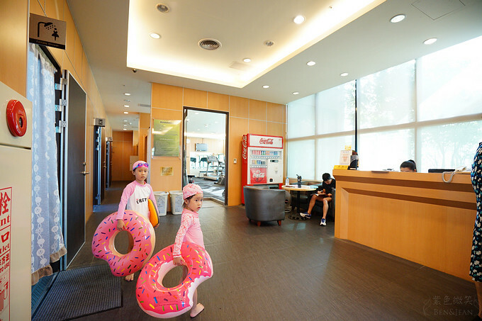 台中市北屯區台中兆品酒店》親子飯店頂樓游泳池、兒童遊樂設施,四人房不到2500元,近中清交流道及中彰快速道路