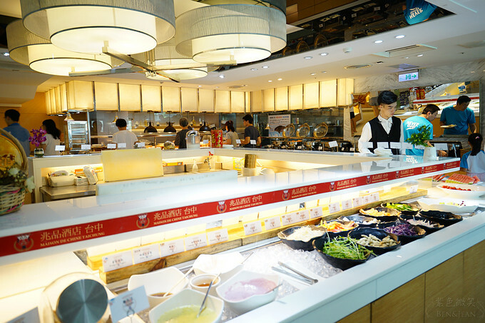 台中市北屯區台中兆品酒店》親子飯店頂樓游泳池、兒童遊樂設施,四人房不到2500元,近中清交流道及中彰快速道路