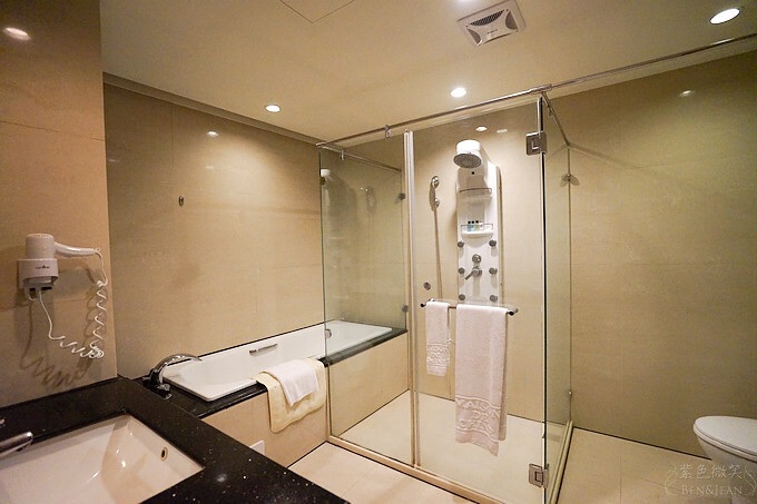 台中市北屯區台中兆品酒店》親子飯店頂樓游泳池、兒童遊樂設施,四人房不到2500元,近中清交流道及中彰快速道路