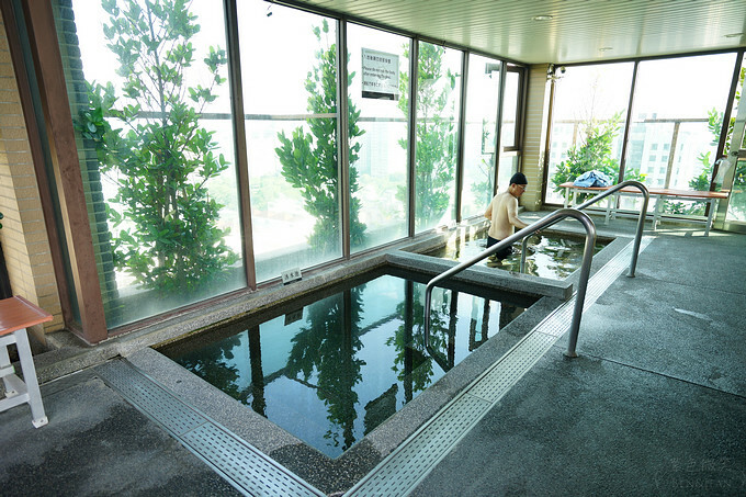 台中市北屯區台中兆品酒店》親子飯店頂樓游泳池、兒童遊樂設施,四人房不到2500元,近中清交流道及中彰快速道路