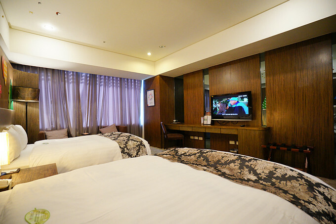 台中市北屯區台中兆品酒店》親子飯店頂樓游泳池、兒童遊樂設施,四人房不到2500元,近中清交流道及中彰快速道路