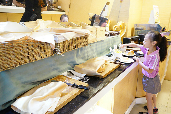 台中市北屯區台中兆品酒店》親子飯店頂樓游泳池、兒童遊樂設施,四人房不到2500元,近中清交流道及中彰快速道路