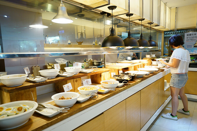 台中市北屯區台中兆品酒店》親子飯店頂樓游泳池、兒童遊樂設施,四人房不到2500元,近中清交流道及中彰快速道路