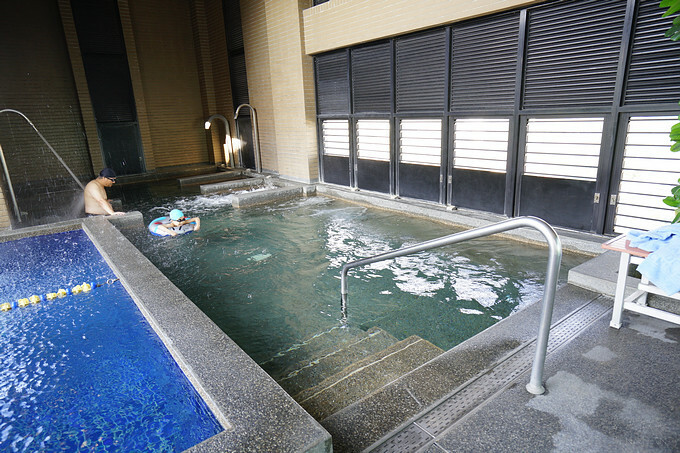 台中市北屯區台中兆品酒店》親子飯店頂樓游泳池、兒童遊樂設施,四人房不到2500元,近中清交流道及中彰快速道路