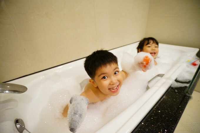 台中市北屯區台中兆品酒店》親子飯店頂樓游泳池、兒童遊樂設施,四人房不到2500元,近中清交流道及中彰快速道路