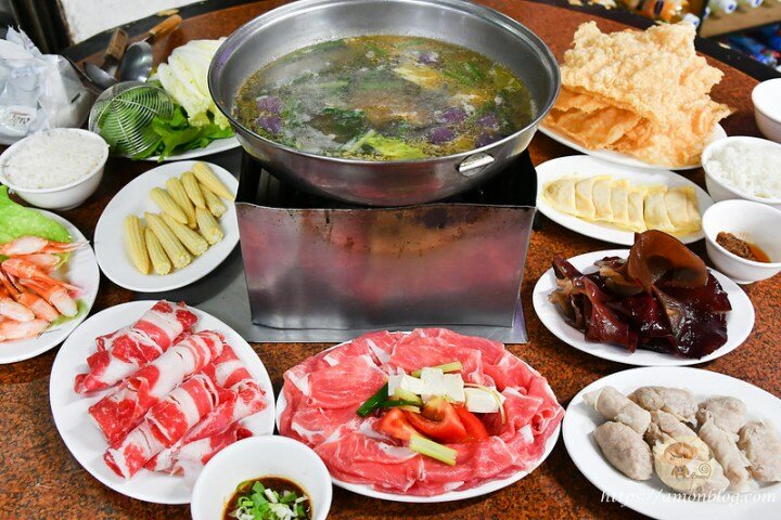 巷弄隱藏版超人氣火鍋老店，霜降豬、燕丸、豆皮都很好吃