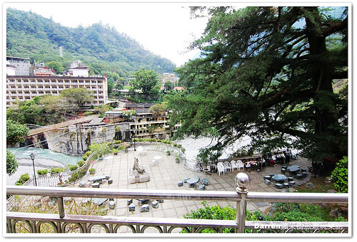 『台中谷關溫泉住宿』神木谷假期大飯店★景觀檜木溫泉湯屋賞美景泡溫泉/千年五葉松神木樹下乘涼摸姻緣豬求好姻緣/神木谷飯店一泊三食/台中高鐵客運到谷關方式