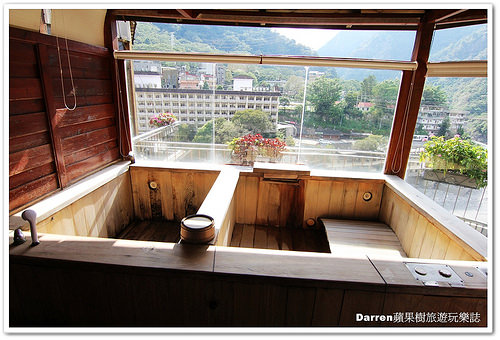 『台中谷關溫泉住宿』神木谷假期大飯店★景觀檜木溫泉湯屋賞美景泡溫泉/千年五葉松神木樹下乘涼摸姻緣豬求好姻緣/神木谷飯店一泊三食/台中高鐵客運到谷關方式