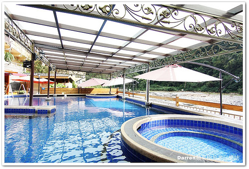 『台中谷關溫泉住宿』神木谷假期大飯店★景觀檜木溫泉湯屋賞美景泡溫泉/千年五葉松神木樹下乘涼摸姻緣豬求好姻緣/神木谷飯店一泊三食/台中高鐵客運到谷關方式