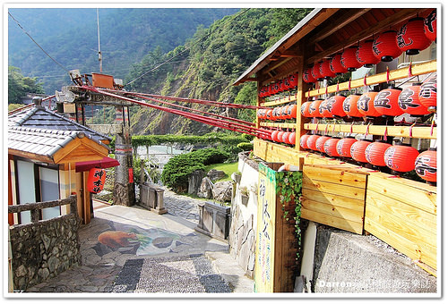 『台中谷關溫泉住宿』神木谷假期大飯店★景觀檜木溫泉湯屋賞美景泡溫泉/千年五葉松神木樹下乘涼摸姻緣豬求好姻緣/神木谷飯店一泊三食/台中高鐵客運到谷關方式
