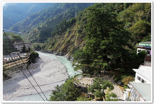 『台中谷關溫泉住宿』神木谷假期大飯店★景觀檜木溫泉湯屋賞美景泡溫泉/千年五葉松神木樹下乘涼摸姻緣豬求好姻緣/神木谷飯店一泊三食/台中高鐵客運到谷關方式