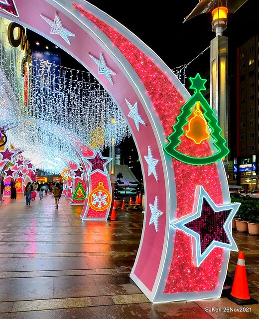 遠東Sogo百貨台北忠孝館聖誕燈飾,Christmas decoration of Far Eastern SOGO department store Chung-Hsiao branch , Taipei, Taiwan, SJKen, Nov 26, 2021.