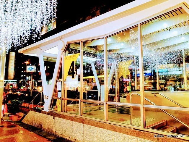 Christmas street decoration of Fareast Sogo department store,Taipei, Taiwan, Nov 30 ~ Dec 16, 2020, SJKen.