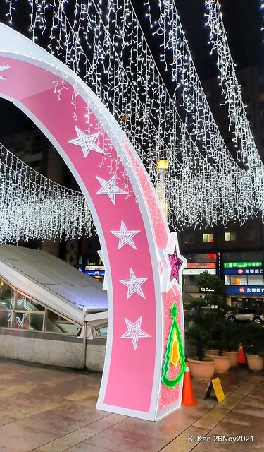 遠東Sogo百貨台北忠孝館聖誕燈飾,Christmas decoration of Far Eastern SOGO department store Chung-Hsiao branch , Taipei, Taiwan, SJKen, Nov 26, 2021.